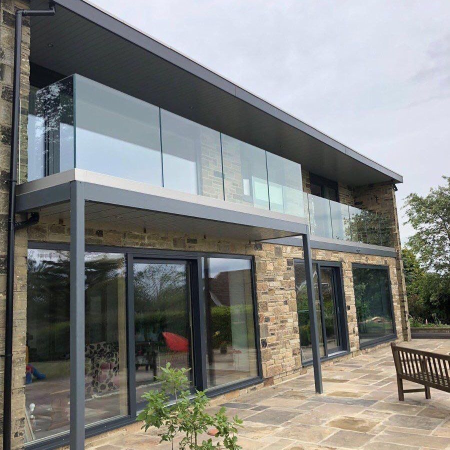 Outdoor deck glass railings system